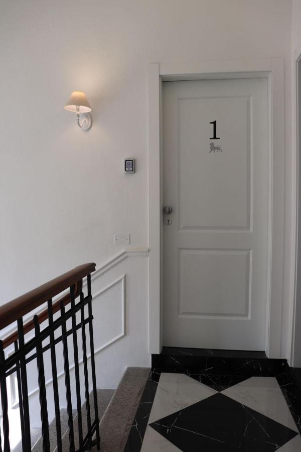 Four Lions Villa Guesthouse ปิซา ภายนอก รูปภาพ